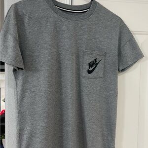 Women’s Gray Nike Short Sleeve T-Shirt Size Small